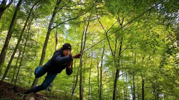 Seilbrücke wird zur Fortbewegung zwischen Bäumen genutzt
