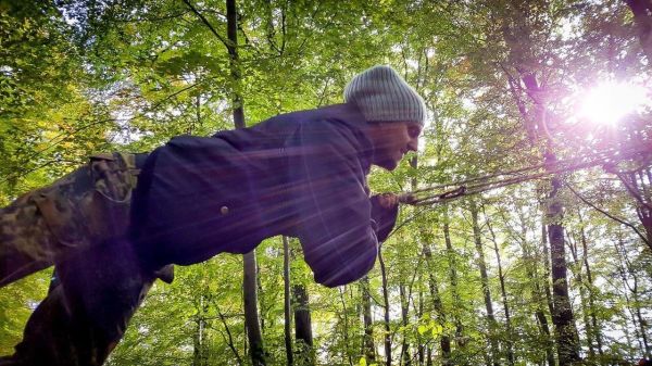 Seilbrücke wird zwischen Bäumen gespannt und genutzt