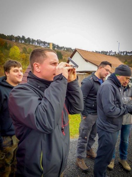Ein Teilnehmer hält ein Fernglas und beobachtet die Umgebung