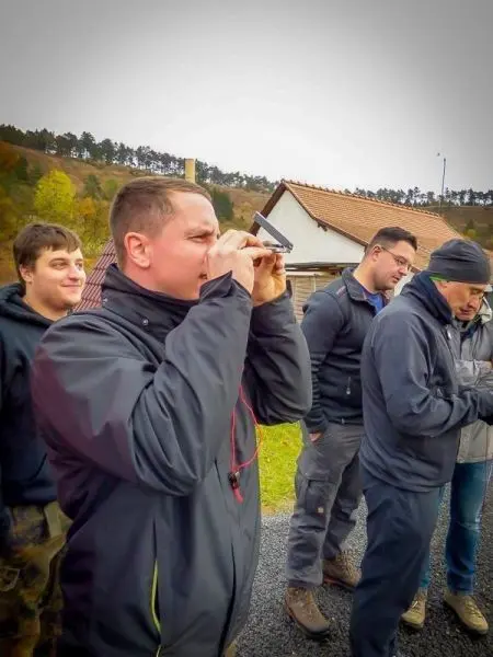 Ein Teilnehmer hält ein Fernglas und beobachtet die Umgebung