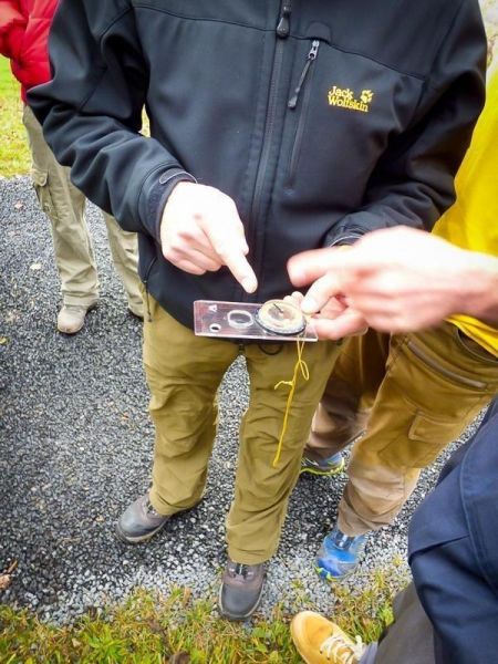 Kompass wird von einer Person gehalten und auf die richtige Ausrichtung gezeigt