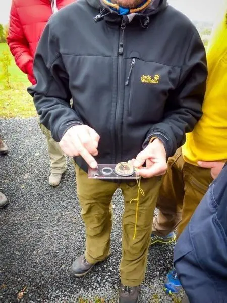 Kompass wird zur Orientierung in der Natur erklärt