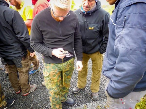 Kompass wird zur Orientierung in einer Gruppe von Personen genutzt