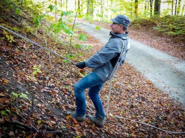 Person zieht an einem Seil am Hang entlang