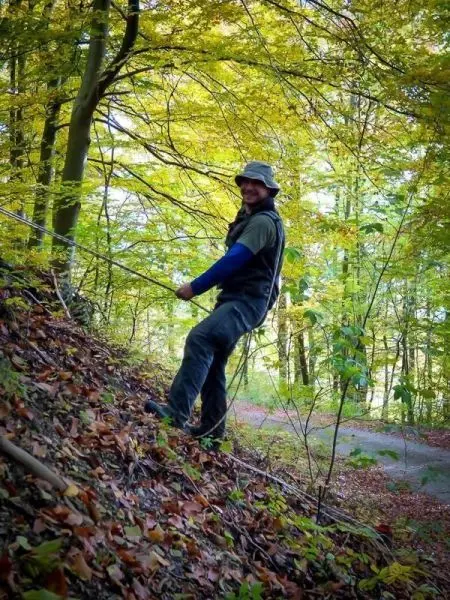 Person zieht an einem Seil im Wald