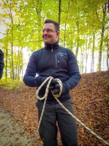 Seil in der Hand, bereit für eine Knotentechnik im Wald