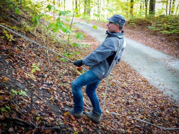 Seil wird von einer Person zur Stabilisierung am Hang gehalten
