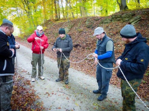 Seil wird von mehreren Personen für Knotentechniken vorbereitet