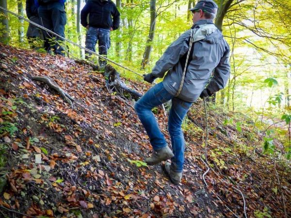 Seil wird zur Unterstützung beim Abstieg an einem Hang verwendet