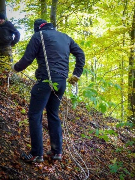 Seil wird zur Unterstützung beim Abstieg an einem Hang verwendet