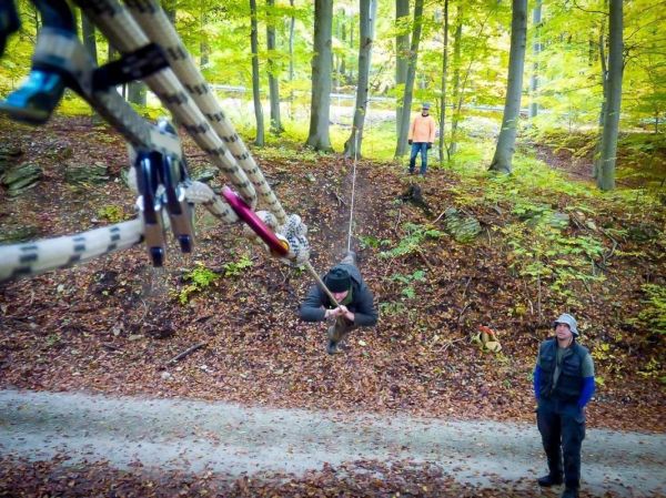 Seilbrücke mit Karabinern und Seil, Person schwingt über den Boden