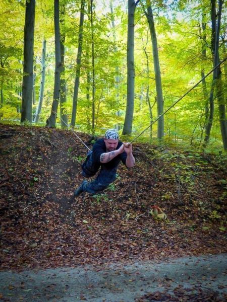 Seilbrücke wird zur Überquerung eines Hangs genutzt