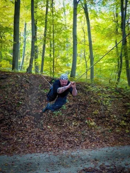 Seilbrücke wird zur Überquerung eines Hangs genutzt