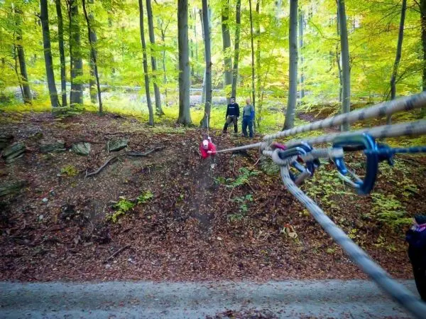 Seilquerung über einen Hang mit Karabinern und Sicherungssystem