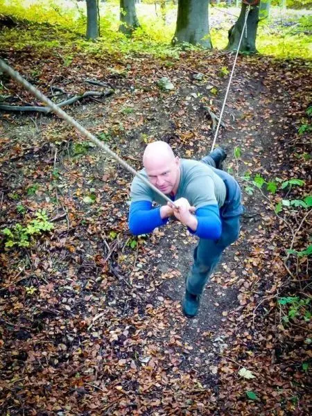 Seilquerung über einen steilen Hang mit Unterstützung eines Seils