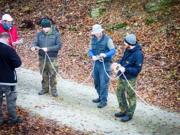 Seiltechnik wird von mehreren Personen mit Seilen geübt