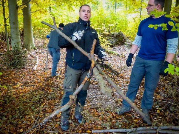 Zweige werden für eine Konstruktion in einem Wald gesammelt