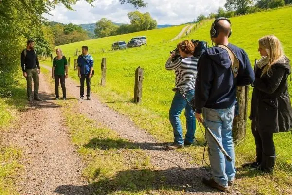 Dreharbeiten auf einem Feldweg mit Kamera und Mikrofon