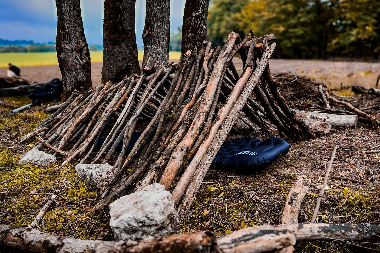 Grundgerüst eines A-Frame-Unterstands: First auf Stützen, beidseitige Sparren und enge Querlatten