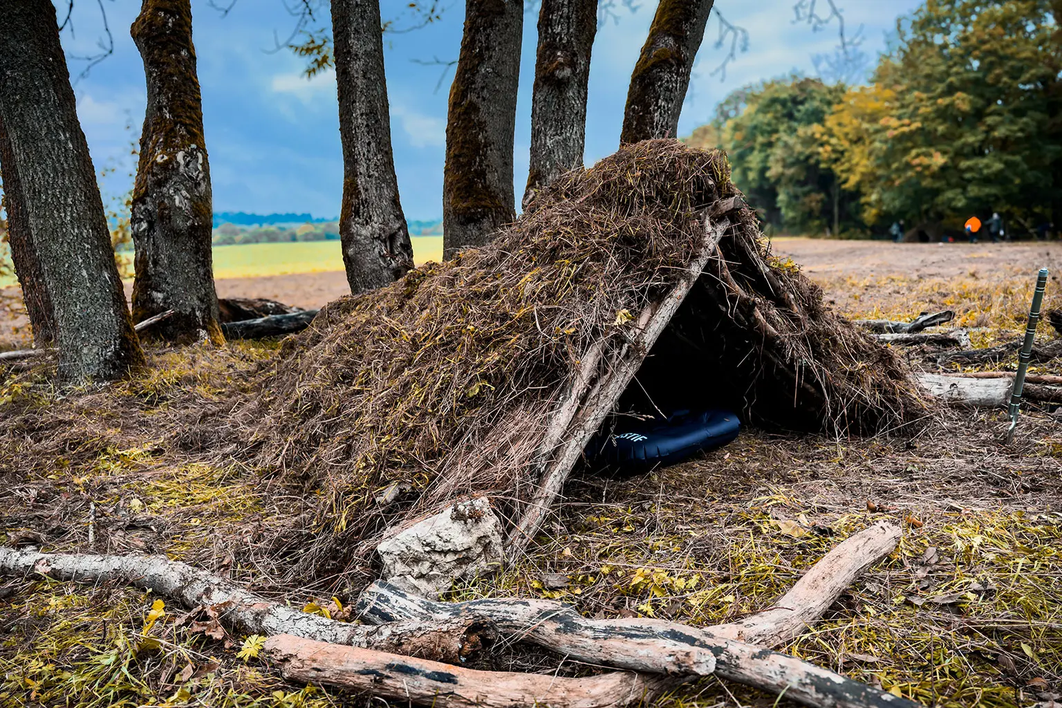 Komplett gedeckter A-Frame-Unterstand mit halb geschlossener Front und definierter Tropfkante