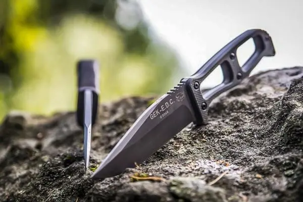 Zwei Messer liegen auf einem großen Stein im Freien