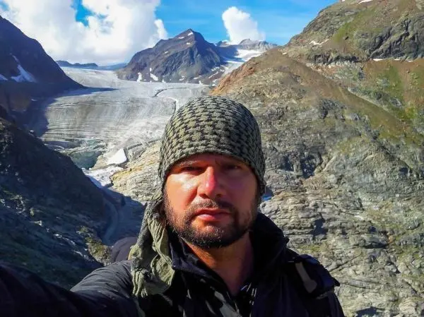 Berglandschaft mit Gletscher im Hintergrund und felsigem Terrain im Vordergrund