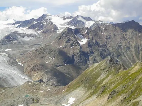 Berglandschaft mit schneebedeckten Gipfeln und Gletschern im Vordergrund