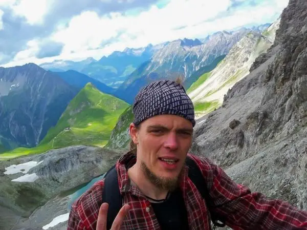 Berglandschaft mit steilen Felsen und grünen Hängen im Hintergrund