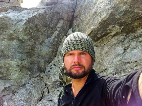 Felsige Umgebung mit einer Person in schwarzem Shirt und Kopftuch