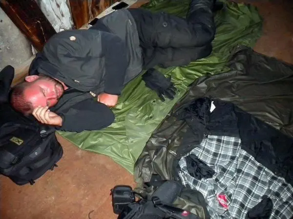 Person liegt auf einer isolierenden Unterlage in einem geschützten Raum