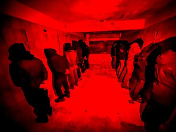 Personen warten beim Combat Survival Kurs auf das Verhör