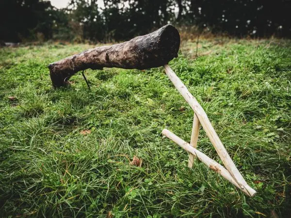 Schlagfalle (Figure-Four) aus Holz mit einem waagerechten und schrägen Stock
