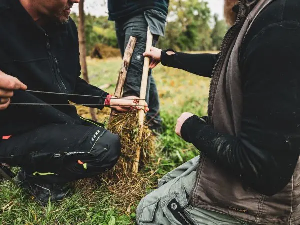 Schlagfalle (Figure-Four) wird mit Zunder und Holzstücken vorbereitet