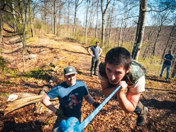 Seilquerung über einen selbstgebauten Seilzug im Wald