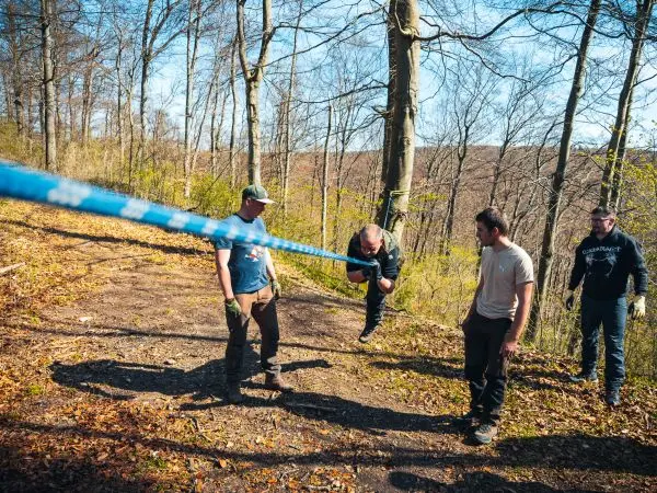 Selbstgebaute Seilquerung wird von mehreren Personen genutzt