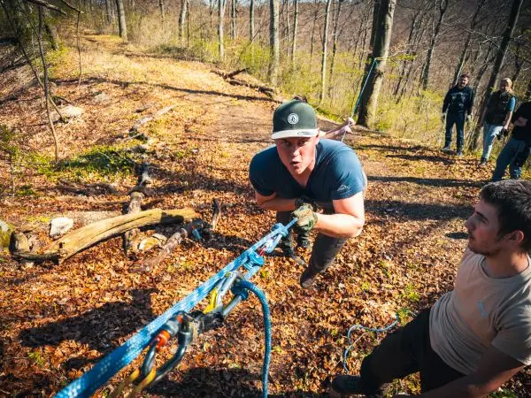 Selbstgebaute Seilquerung wird von zwei Personen genutzt