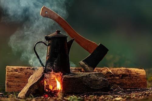 Axt und Kaffekanne beim Lagerfeuer in Schweden Survival & Bushcraft in Schweden