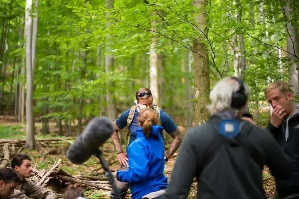 Gruppendiskussion im Wald mit Mikrofon und Ausrüstung