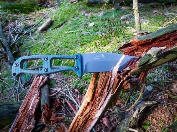 Ein Messer steckt in einem aufgebrochenen Baumstamm