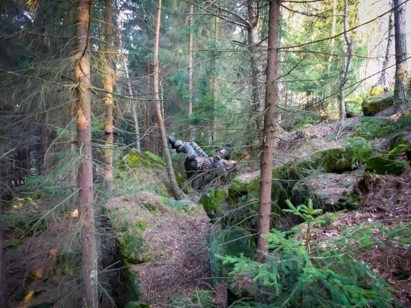 Selbstgebaute Seilquerung über einen schmalen Graben im Wald