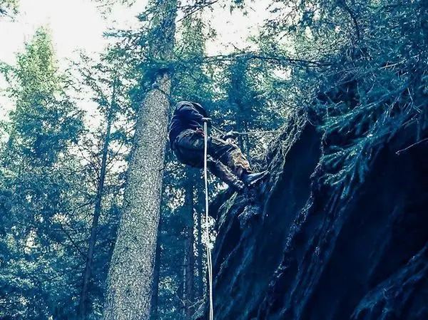 Abseilen an einer Felswand mit Seil und Kletterausrüstung