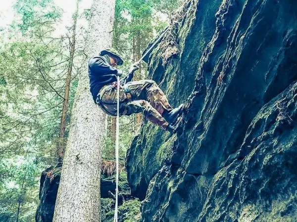 Abseilen an einer Felswand mit Seil und Kletterausrüstung