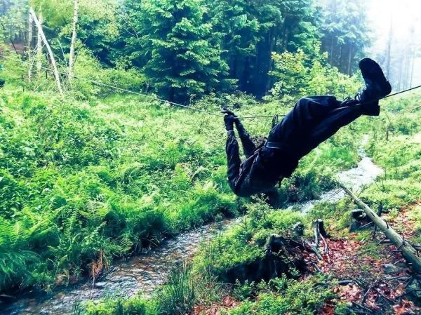 Seilquerung über einen kleinen Bach im Wald