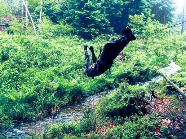 Seilquerung über einen kleinen Bach im Wald