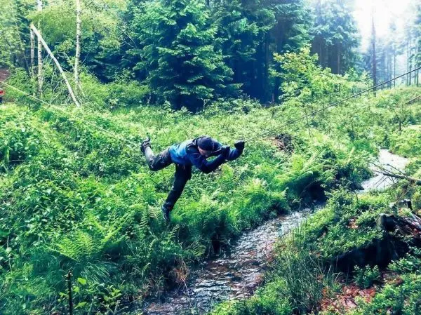 Seilquerung über einen kleinen Bach im Wald