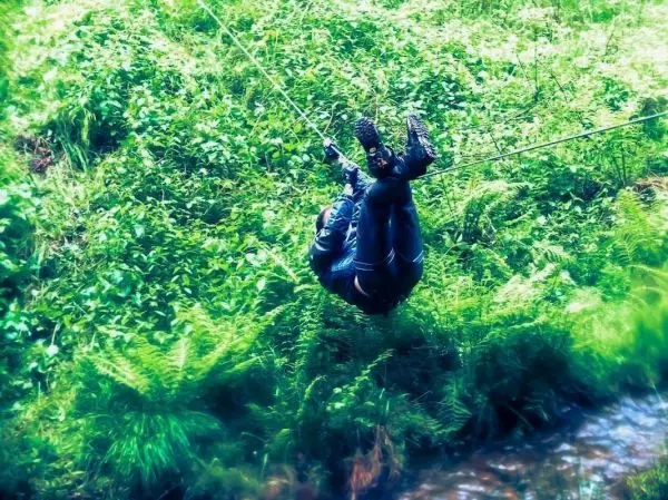 Seilquerung über einen kleinen Bach mit einer selbstgebauten Seilbrücke