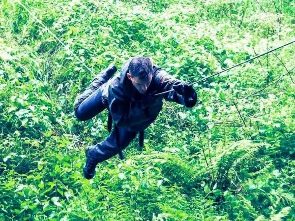 Selbstgebaute Seilquerung über dicht bewachsene Fläche