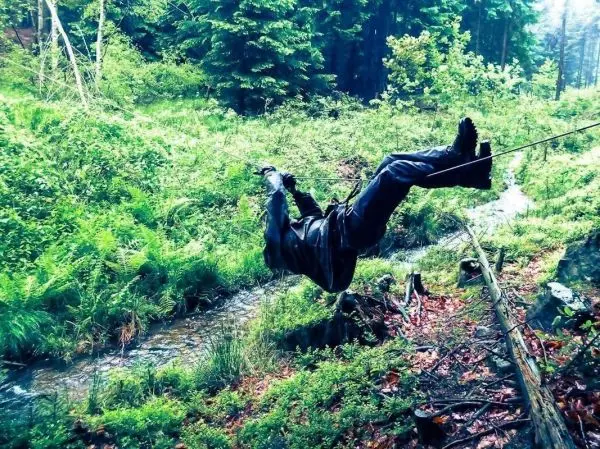 Selbstgebaute Seilquerung über einen kleinen Bach im Wald