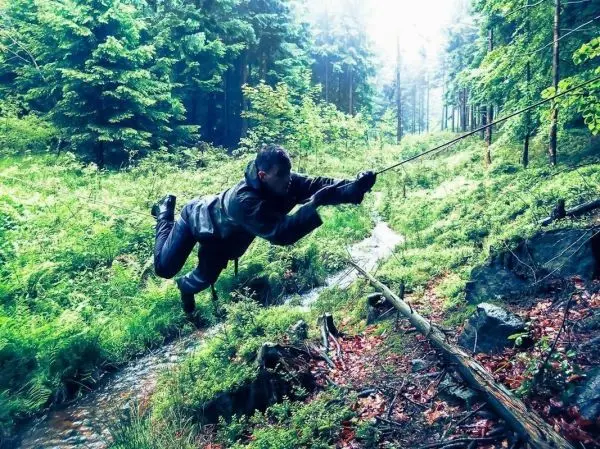Selbstgebaute Seilquerung über einen kleinen Bach im Wald