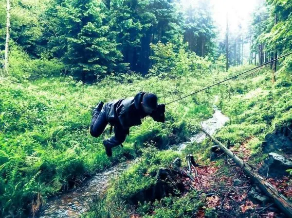 Selbstgebaute Seilquerung über einen kleinen Bach im Wald